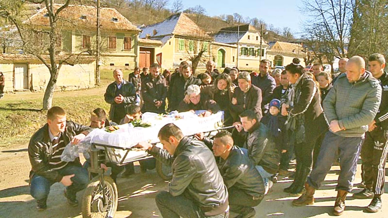 Părinţii şi sora au stat mereu la căpătâiul tinerei
