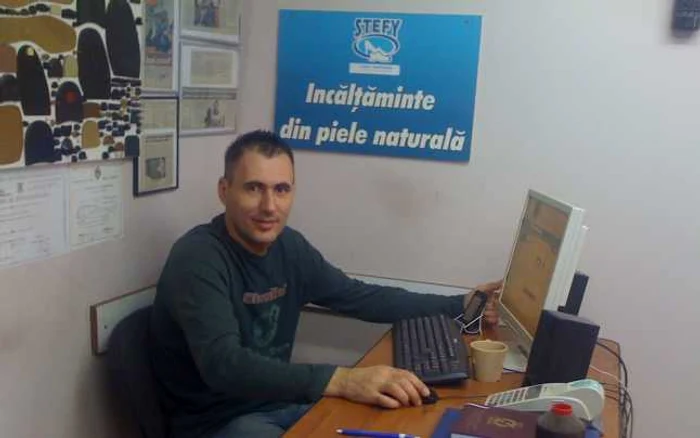 Ştefy Pantofarul, alături de computerul prin care e conectat mereu cu clienţii. FOTO: Claudia Untaru