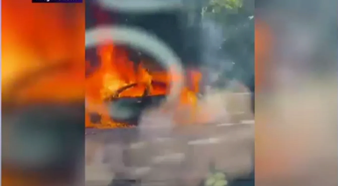 Mașina a aluat foc în mers. FOTO Captură video Digi 24