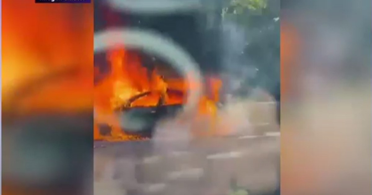 O mașină a luat foc în mers pe A1. Traficul a fost blocat pe sensul
