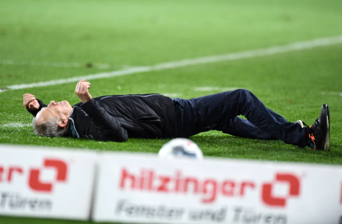 
    Antrenorul lui Freiburg, pus la pământ  