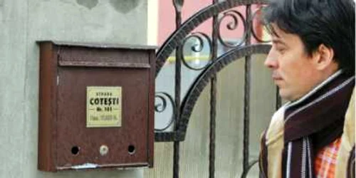Gabriel Vlase este unul dintre locatarii de la adresa strada Coteşti, numărul 101 