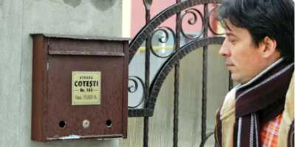 Gabriel Vlase este unul dintre locatarii de la adresa strada Coteşti, numărul 101 