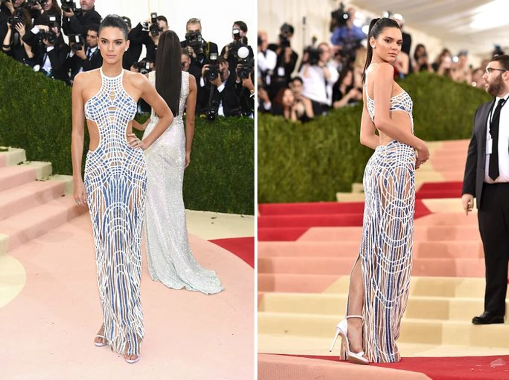 Kendall Jenner a atras toate privirile în rochia sa Versace, cu decupaje sexy