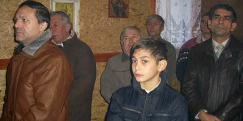 Enoriaşii s-au adunat în bisericuţa din lemn