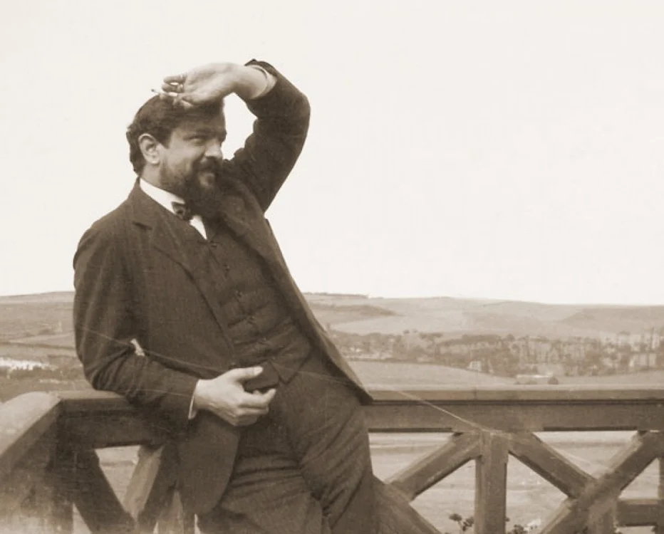 „Debussy are forţa de a da consistenţă unui alt tip de comunicări, adresare condiţionată de firescul adresării, de spontaneitatea inspiraţiei, de naturaleţea relaţiei dintre verbul francez şi sunet.“
