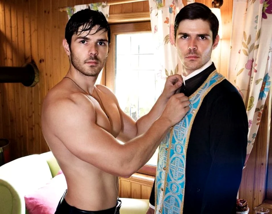 Bărbaţii din calendar apar în ipostaze cu tentă homosexuală FOTO Orthodox-calendar.com