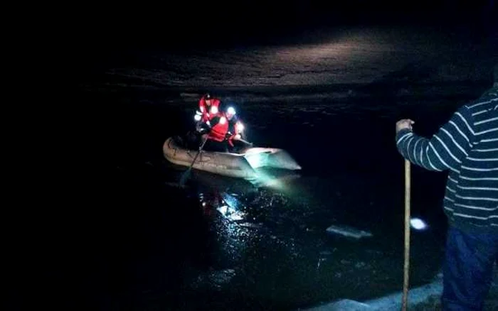 Pompierii l-au putut salva pe bărbat doar cu ajutorul unei bărci pneumatice