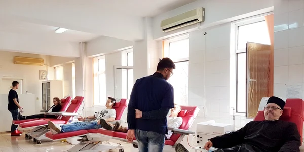 Preoţi din Galaţi donând sânge FOTO Costiuc Petrică