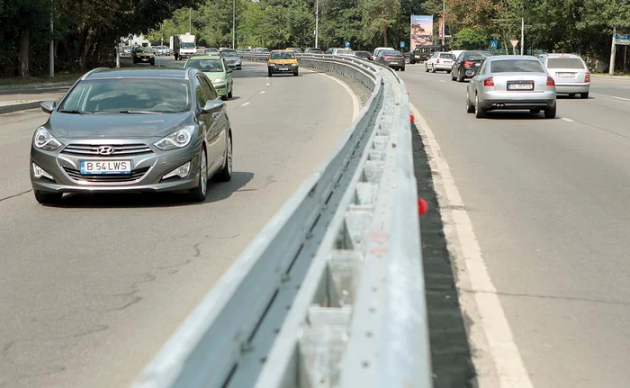 
    Pe DN1, în zona cuprinsă între Pasajul Băneasa şi Otopeni, s-au montat parapeţiFoto: Eduard Enea  
