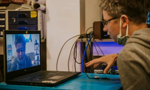 Live și virtual despre limitele performativității jpeg