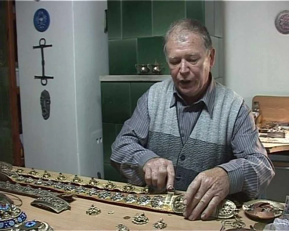 Meşterul Sipos Gaudi Istvan este singurul artist care mai realizează paftale şi accesorii pentru costumele populare ceangăieşti şi săseşti