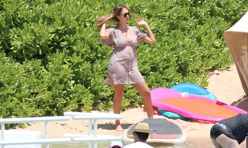 *EXCLUSIVE* Jessica Alba hits the beach with a little baby bump jpeg