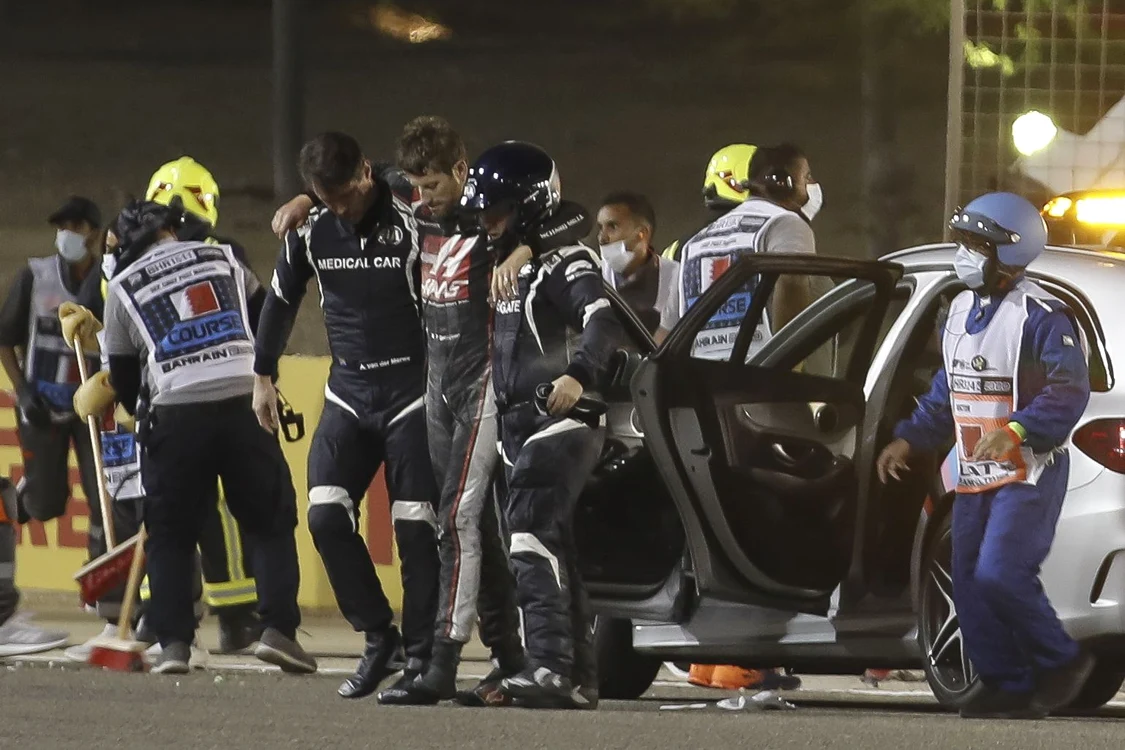 
    Romain Grosjean a fost sprijinit de medicul și șoferul mașinii medicaleFoto: EPA-EFE  
