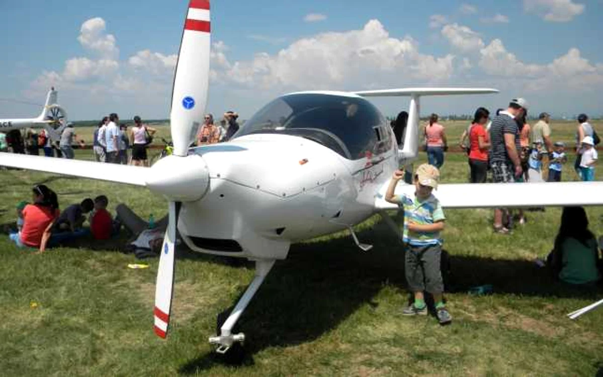 Mitingurile aviatice sunt o tradiţie anuală la Aerodromul Strejnic FOTO Adevărul Ploieşti