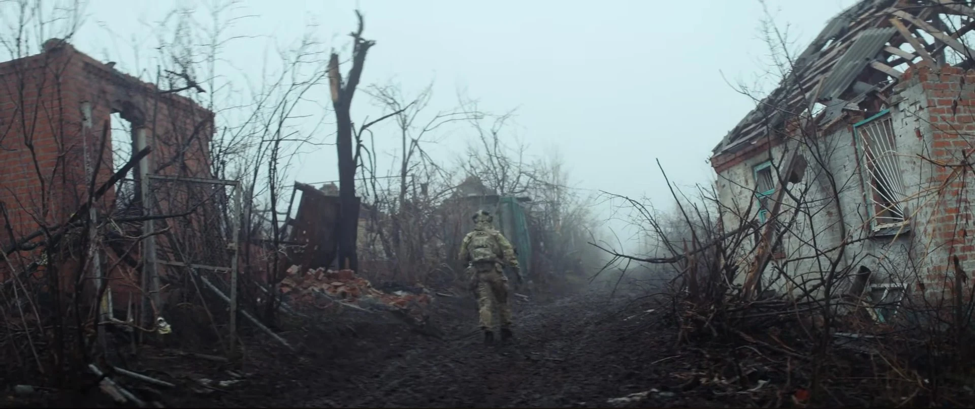 U2 și Ed Sheeran lansează un videoclip dedicat Ucrainei, la patru ani de război: imagini reale de pe front