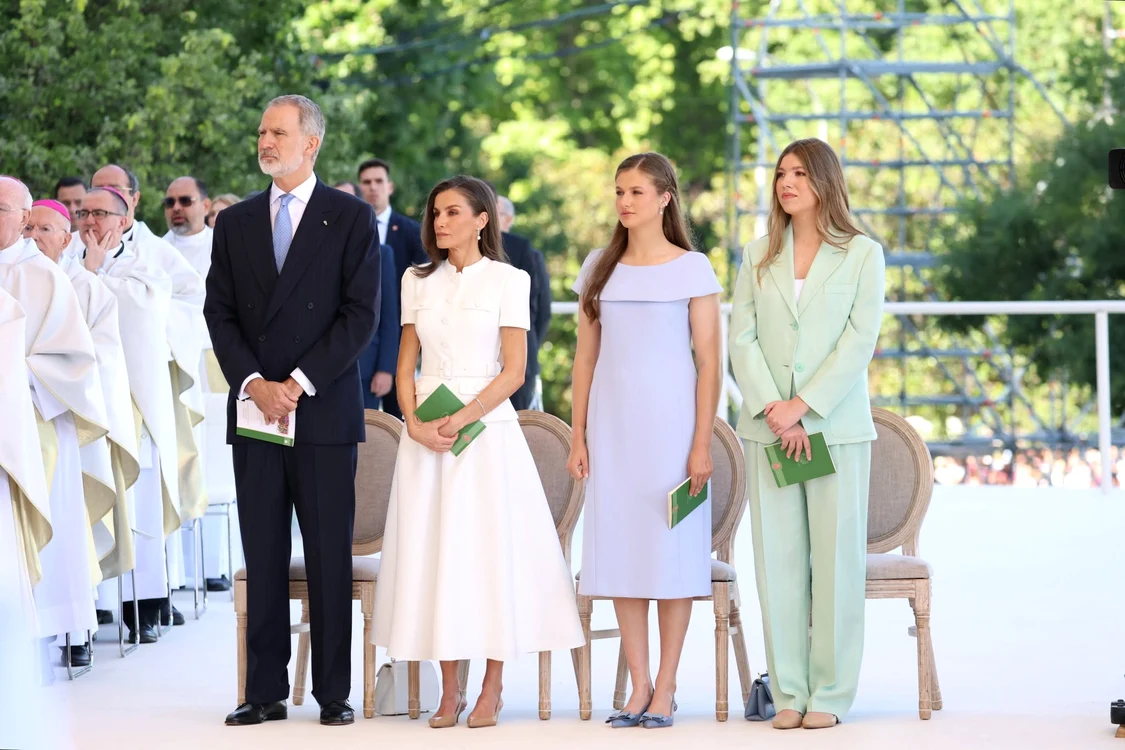 Regina Letizia, Regele Felipe și fiicele lor, Prințesa Leonor și Infanta Sofia la întâlnirea cu Papa Leon   FOTO FOTO Casa Regală spaniolă (41) jpg