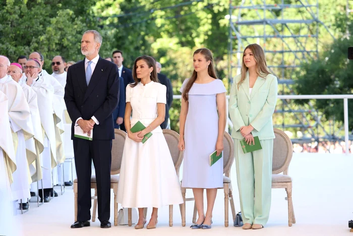 Regina Letizia, Regele Felipe și fiicele lor, Prințesa Leonor și Infanta Sofia la întâlnirea cu Papa Leon FOTO FOTO Casa Regală spaniolă (41) jpg