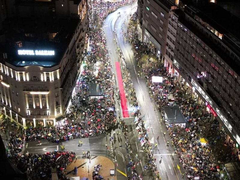 Zeci de mii de sârbi protestează împotriva președintelui, la Belgrad. O mașină a intrat în manifestanți, rănind mai multe persoane
