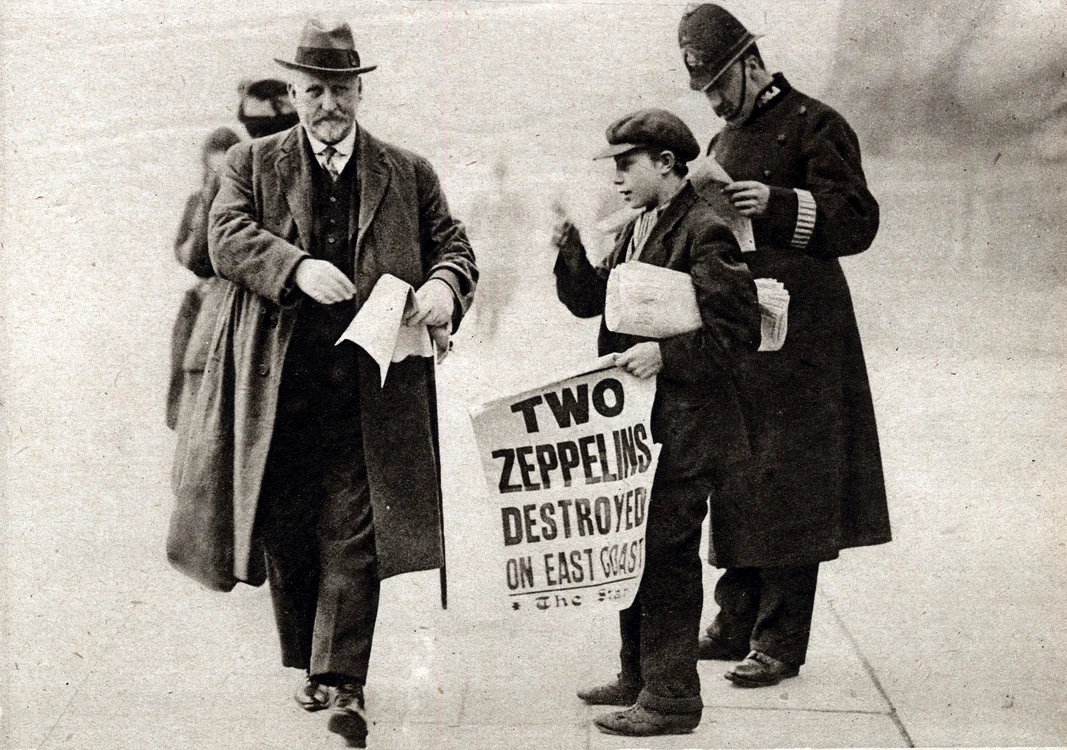 Londra, 28 noiembrie 1916. Ziarele anunţă distrugerea a două zeppeline pe coasta de est a Angliei