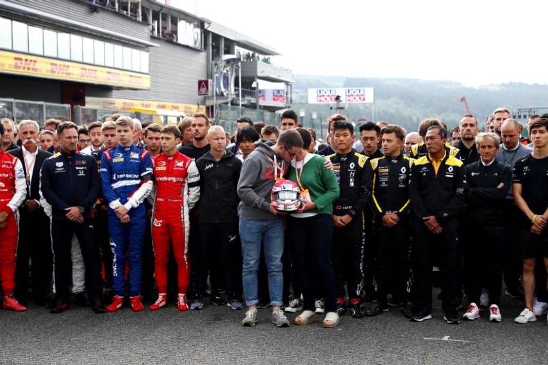 
    Mama și fratele lui Anthoine Hubert, alături de ceilalți piloți din Formula 2, la momentul de reculegere ținut duminică, pe circuitFOTO: Guliver/ Gettyimages  