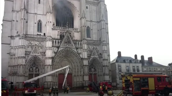 Catedrală franceză de secol XV, în flăcări/ VIDEO jpeg