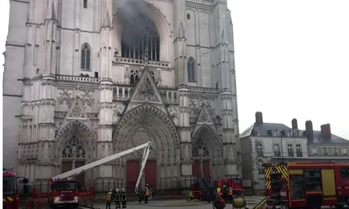 Catedrală franceză de secol XV, în flăcări/ VIDEO jpeg