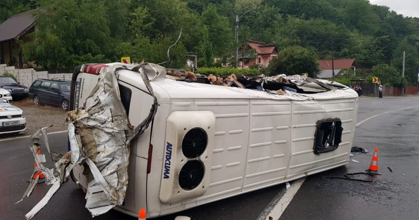 Microbuzul s-a răsturnat pe DN3 FOTO Arhivă Adevărul
