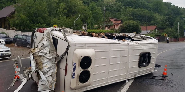 Accidentul de pe DN 7 - E 81 Bujoreni - Vâlcea microbuz plin cu pasageri răsturnat Foto Adevărul