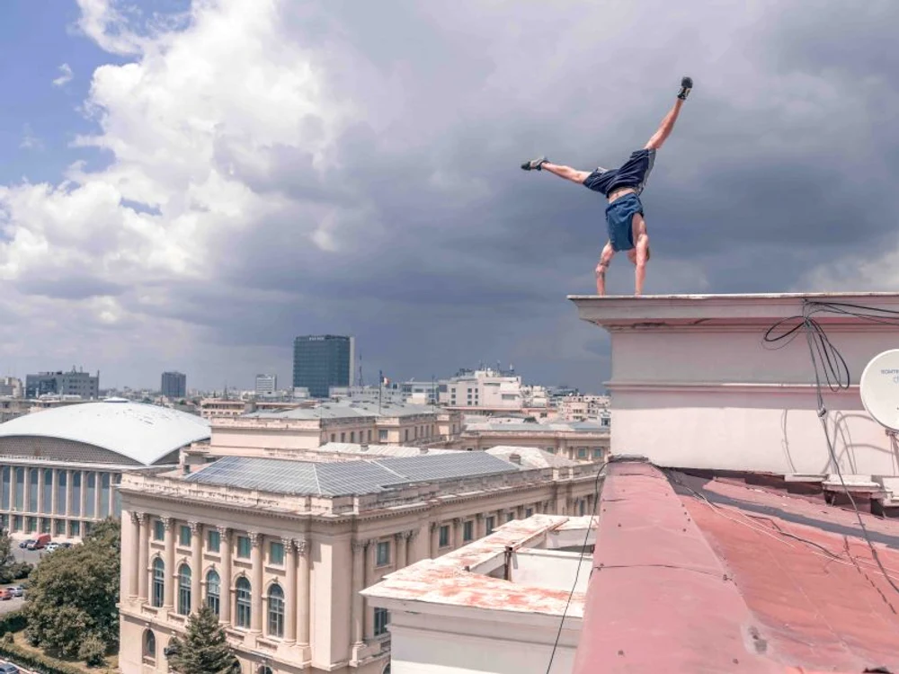 
    Acrobații de la trupa franceză La Fabrique Royale au transformat un sport, parkour-ul în artă  