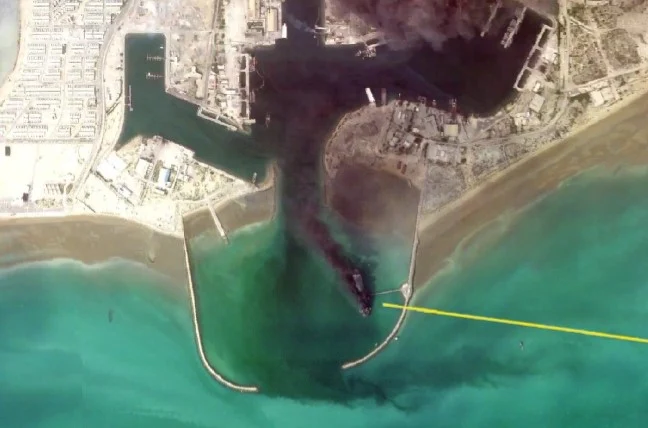 SUA țintesc capacitățile navale ale Iranului. Imagini prin satelit arată o navă în flăcări în cartierul general al Marinei iraniene