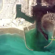 nava in flacari intr un port al Iranului FOTO captură jpg