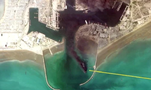 nava in flacari intr un port al Iranului FOTO captură jpg