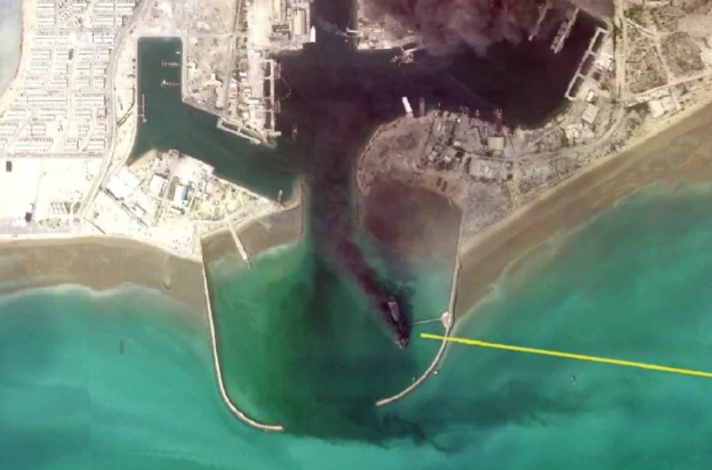 SUA țintesc capacitățile navale ale Iranului. Imagini prin satelit arată o navă în flăcări în cartierul general al Marinei iraniene