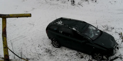Autoturismul a plonjat de pe un pod, a căzut pe pavilion şi a revenit pe roţi