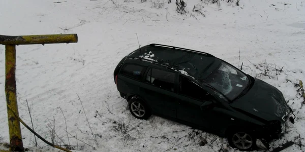 Autoturismul a plonjat de pe un pod, a căzut pe pavilion şi a revenit pe roţi