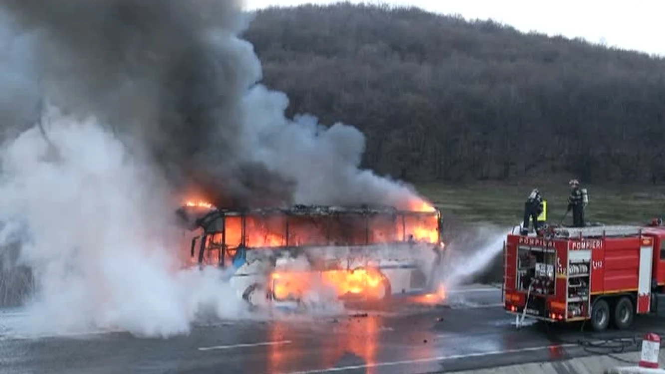 
    Când au ajuns pompierii, autocarul era deja mistuit de flăcări Foto: rtv.net  