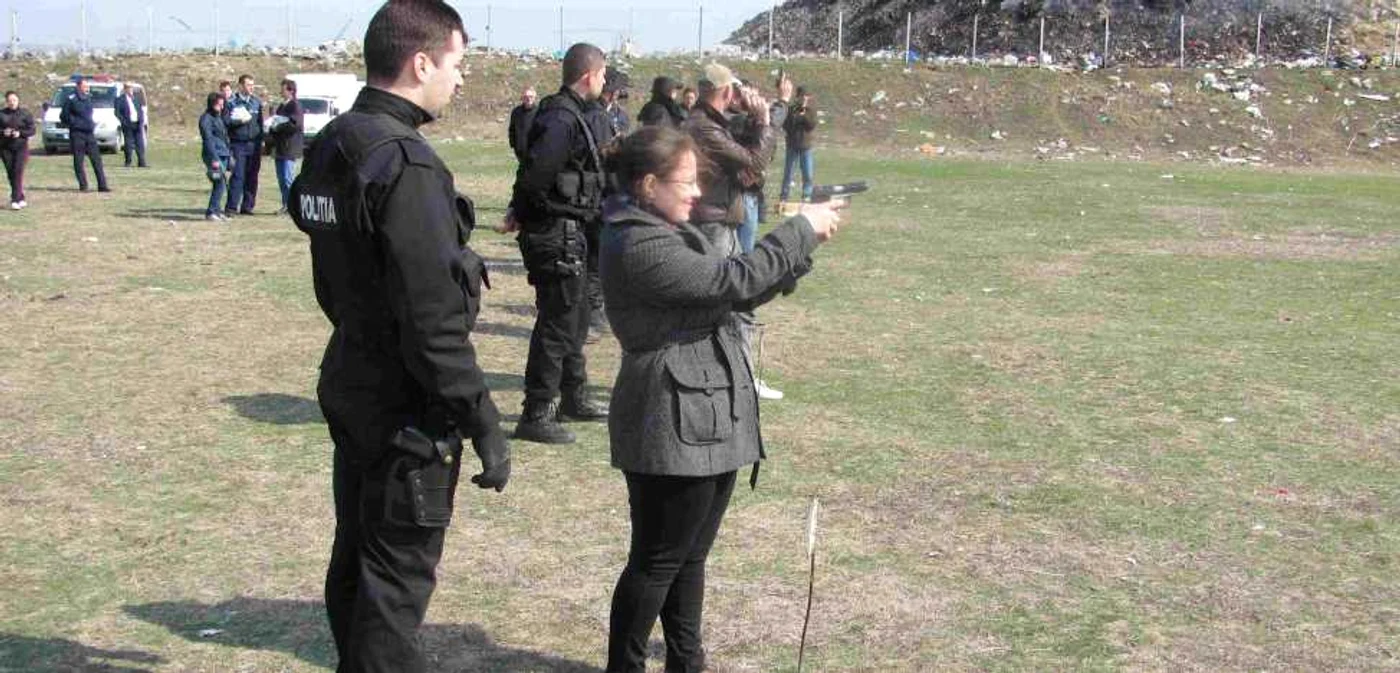 Chiar dacă nu au câştigat,  jurnalistele s-au simţit bine cu pistolul în mână