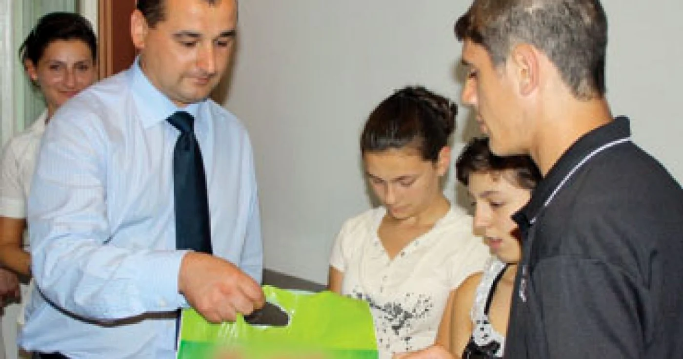 Cadouri de la „Năzdrăvanii“ pentru orfanii din Vrancea