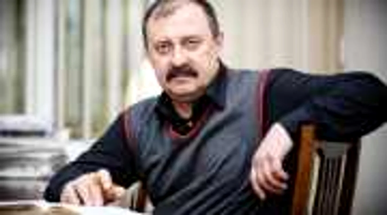 Mircea V. Ciobanu crede că "a apăra cauza naţională nu înseamnă a-ţi cere nişte favoruri, a-ţi lua cetăţenie românească pentru a călători în Europa sau pentru a locui la Bucureşti."