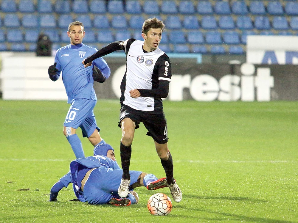
    Filip (dreapta) este cel mai constant  fotbalist din Liga I  