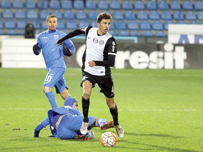 
    Filip (dreapta) este cel mai constant  fotbalist din Liga I  