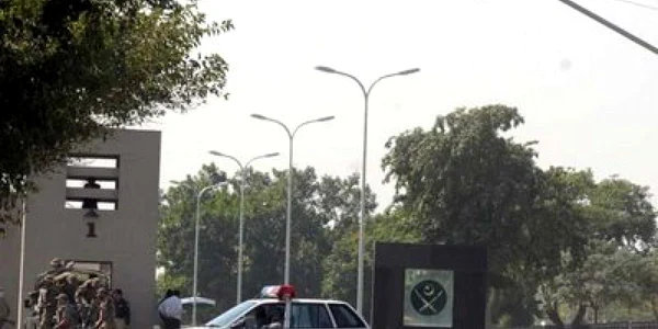 Forţele pakistaneze au lansat operaţiunea de eliberare a ostaticilor dintr-o clădire militară