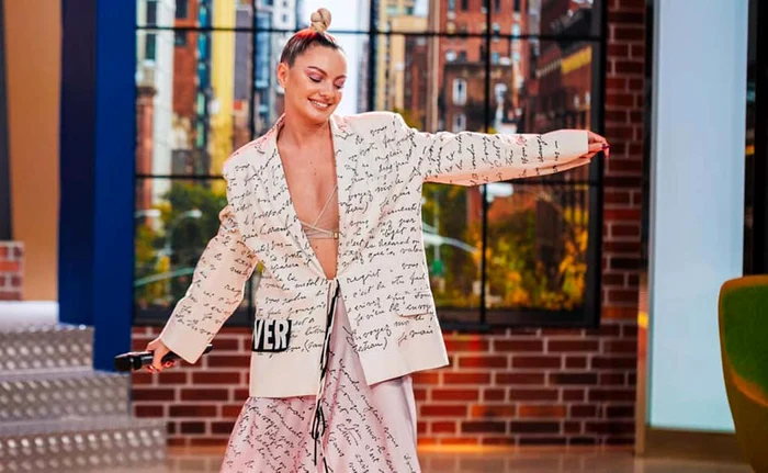 Alexandra, sexy în costumul cu imprimeu de ziar