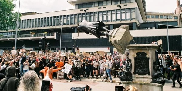 Razboiul împotriva statuilor Edward Colston daramat la Bristol FOTO Profimedia
