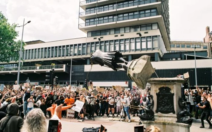 Statuia din Bristol a lui Edward Colston, un negustor de sclavi britanic, dărâmată FOTO Profimedia