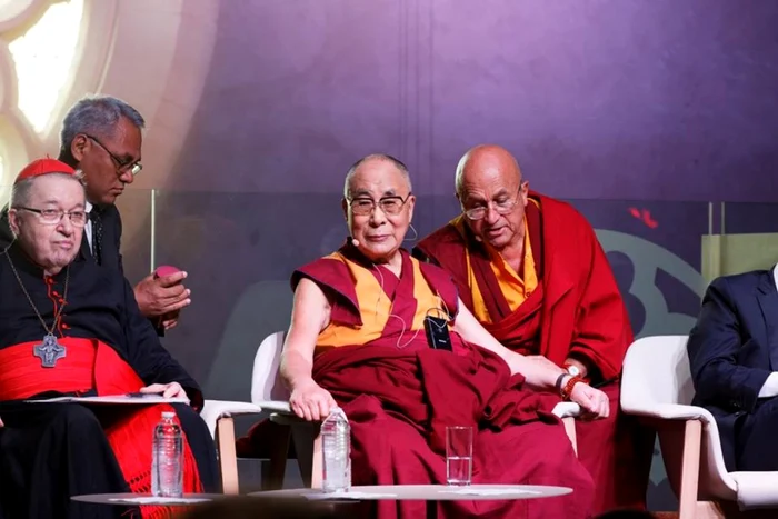 Dalai Lama şi Cardinalul André Vingt-Trois în cadrul conferinţei organizate de Collège des Bernardins, Paris, 2016