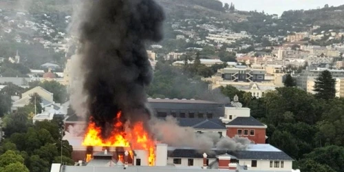 parlament cape town africa de sud incendiu