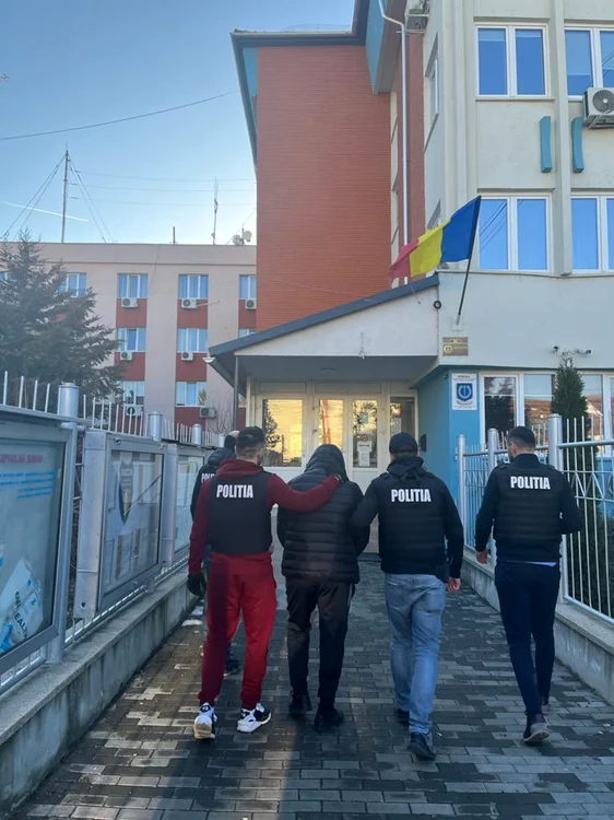 Unul dintre agresorii din benzinăria de la Sibiu - Danny Cuţitar dus de poliţişti la audieri sub acuzaţia de tentativă de omor Foto IPJ Sibiu