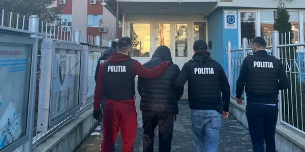Unul dintre agresorii din benzinăria de la Sibiu - Danny Cuţitar dus de poliţişti la audieri sub acuzaţia de tentativă de omor Foto IPJ Sibiu
